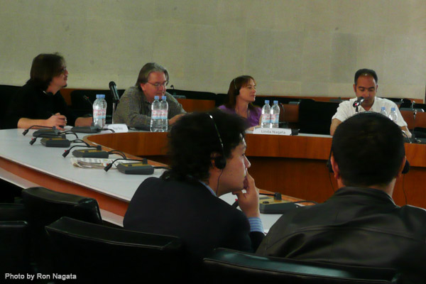 A roundtable session with Bruce Sterling and Linda Nagata; Pepe Rojo is moderating.